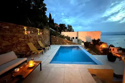 Image de Belle maison avec piscine à débordement et vue sur la mer