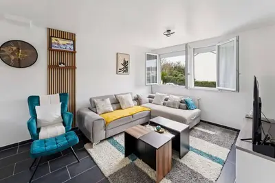 Image de Chic house with a master suite, parking, terrace, and garden