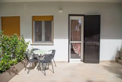 Image de Super hébergement avec un joli patio