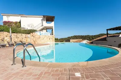 Image de Complexe entouré de verdure avec piscine