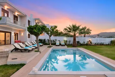 Image de Sunlight Villa mit beheiztem Pool by Interhome