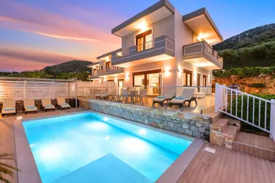 Image de Sunlight Villa - Maxima mit 2 beheizten Pools by Interhome