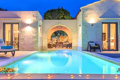 Image de Hütte \"Villa Vardis\" mit eigenem Pool by Interhome