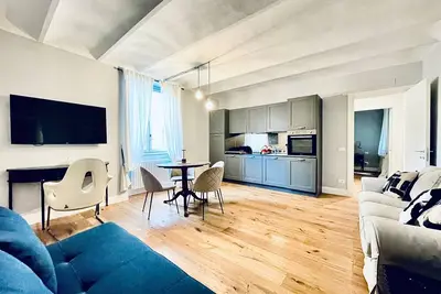 Image de Appartement élégant de 3 pièces au bord de la rivière avec Wi-Fi et climatisation à Florence