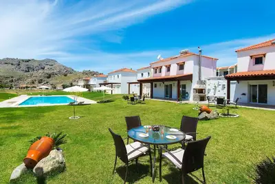 Image de Haus in Kolympia mit Parkplatz und Bergblick by Interhome