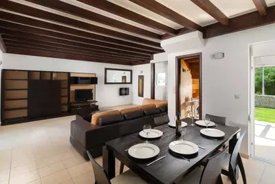 Image de Haus in Kolympia mit Garten und Bergblick by Interhome