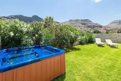 Image de Haus in Kolympia mit Garten und schöner Aussicht by Interhome