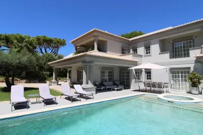 Image de in Almancil mit Garten, Grill und Terrasse by Interhome