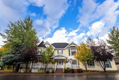 Image de New Listing! The Dusty Rose Inn | Victorian-Style | Main St Stay