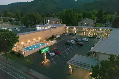 Image de Near Ukiah Valley Golf Course + Breakfast. Pool.