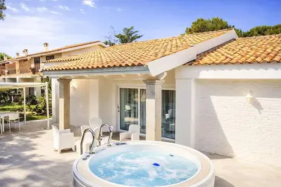 Image de Villa Ikebana exklusiv in Porto Pino by Interhome