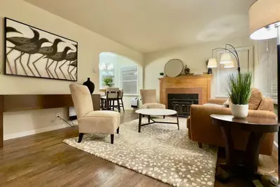 Image de Attic Adventure! Two bedroom home plus full upstairs adventurous attic with two twin beds, couch and smart tv. Walk to Olympia's Downtown & Waterfront