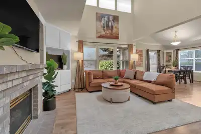 Image de Modern trail-adjacent home with primary suite and fenced yard