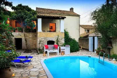 Image de Charming Historic Cottage with Walled Courtyard in Agios Stephanos