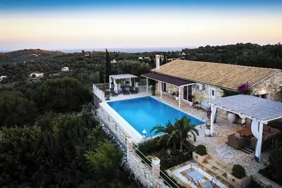 Image de Charming Villa with Stunning Sea Views, Mature Gardens & Private Infinity Pool