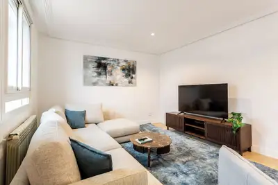 Image de Descubre un exclusivo ático en la octava planta de la calle Félix Boix, a escasos pasos de Plaza Castilla, uno de los enclaves más emblemáticos y mejor conectados de Madrid.