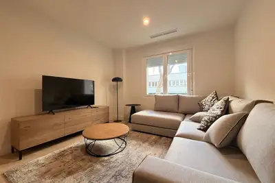 Image de En la prestigiosa calle Félix Boix, a escasos pasos de Plaza Castilla, se encuentra este exclusivo apartamento en primera planta que destaca por su amplitud y sofisticación.