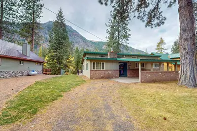 Image de The perfect Wallowa Lake vacation rental for relaxation, recreation, and riverfront beauty