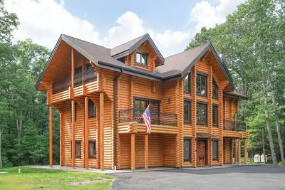 Image de Pocono Log House Chalet, Outdoor Pool, Sauna, Hot tub, Pool Table