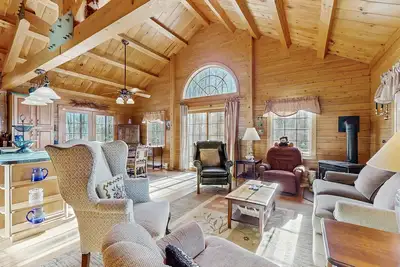 Image de Cozy log house w/ gas-fire stove, dog-friendly, clubhouse amenities, w/d, wifi