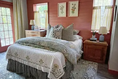 Image de Granny-Chic cabin with a pond on Petit Jean Mountain