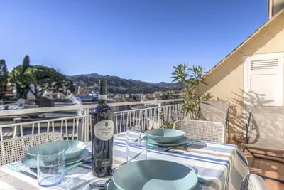 Image de Il s'agit d'un bel appartement lumineux, confortable et récemment rénové. Il est situé au dernier étage accessible par ascenseur. La maison est très proche du centre-ville et des commodités, mais à l'écart de la circulation urbaine. Il se compos