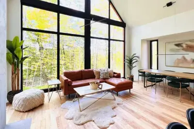 Image de Bright 4br Sunlit Chalet | Hot Tub & Fireplace