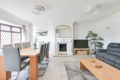 Image de New! Amazing 4br Cottage City Centre w/ Terrace & Free Parking + Sea View!