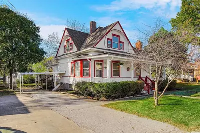 Historic Charm: Spacious 4br Retreat Sleeps 1