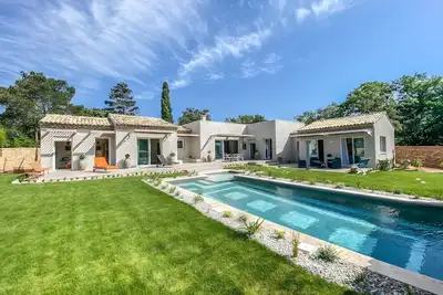 Image de Villa « Les 4 Fontaines » avec piscine privée, Wi-Fi et climatisation