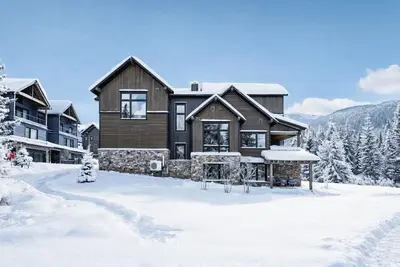 Image de Rare upscale ski-in ski-out residence, Walk to Village, Hot tub Access