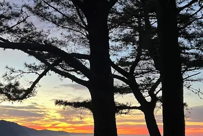 Image de Stunning ocean view from the yard of this cozy home with balcony and fireplace