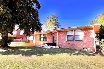Image de Remodeled Tyler Gem • 3br/1. 5ba • Close to Hospitals, Universities, and dining.