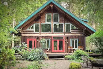 Riverfront Bungalow w/ Riverfront Hot Tub & Loft