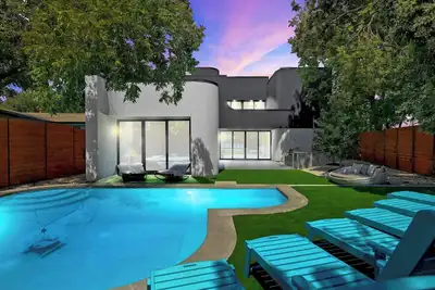 Image de Luxe 4br Retreat | Pool + Sleeps 16 + Near Dt Atx