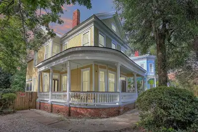 Image de Historic Victorian | Firepit l Walk to Forsyth
