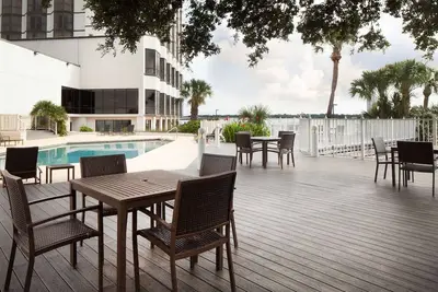 Image de 2 Rooms Retreat to a calm lakeside room with stunning views