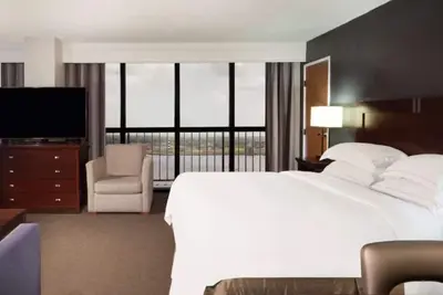 Image de 2 Spacious Rooms Enjoying Lakefront Dining and Space City Attractions