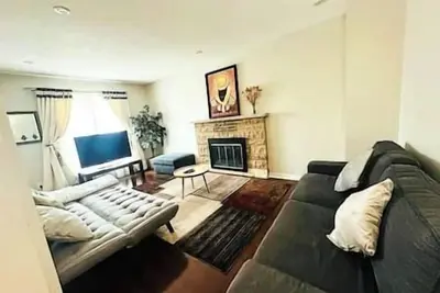 Image de Luxury 4br Home Near Square One, with King Bed