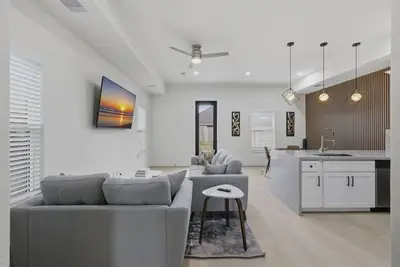 Image de Miraculous & Cozy 4 Bd Home near Nrg!