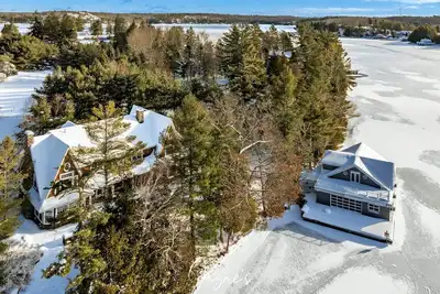 Image de 6 bed 6 bath cottage on Lake Joseph