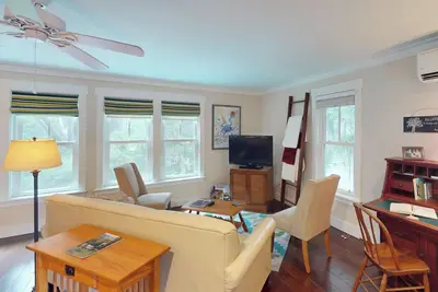 Image de Steps to Riverfront: Dtwn Bluffton Studio!