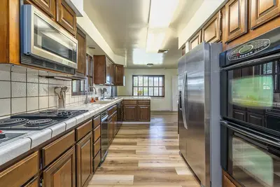 Image de Huge 2700 S. F. East Sac Home with New Pool, Hot Tub & Games