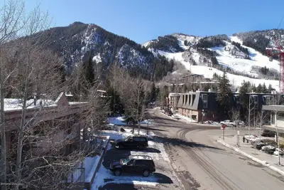 Image de 3 Bdrm, Downtown Core Condo, Patio, Outdoor Table