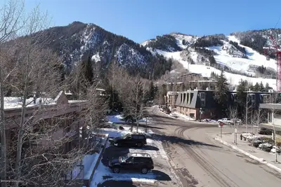 Image de 3 Bdrm, Downtown Core Condo, Patio, Outdoor Table