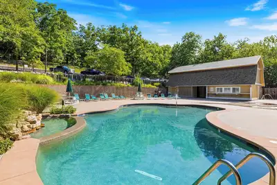 Image de Couple's Lakeside Studio w/ Pool in Osage Beach