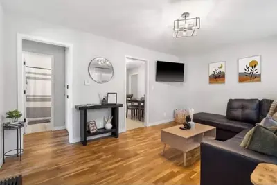 Image de Cozy&Convenient Modern Home • Private Fenced Yard