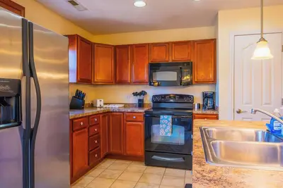 Image de Festive Cozy Holiday 2br Haven: <1 Mi Parkway Pool