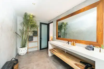 Image de Enclosed Airconditioned Living / 6 Minute Walk to Beach / Private Butler