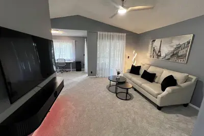 Image de Newly Furnished Jupiter Condo - Den Workspace - 2 Parking - 12 Min to Beach